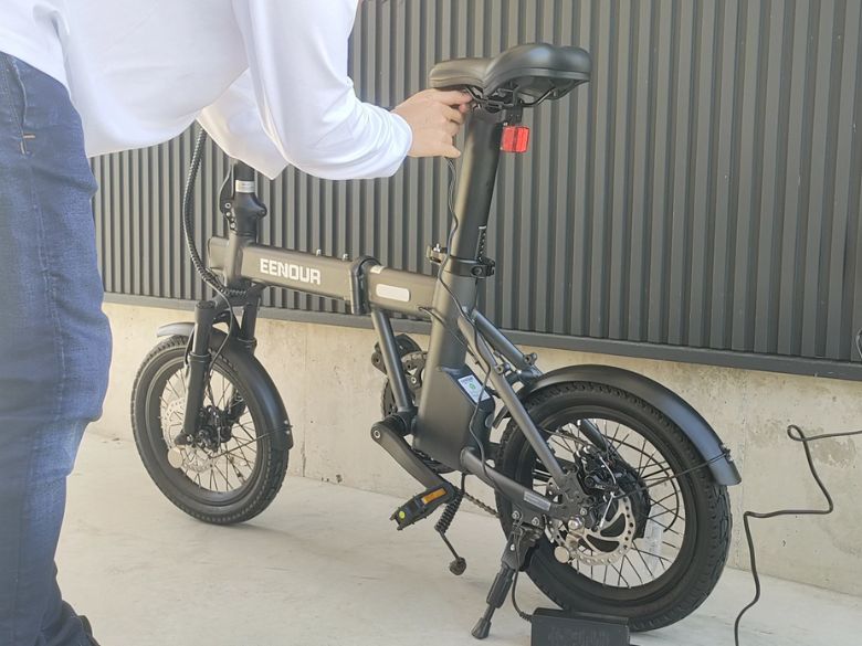 車体に直接繋いで充電
