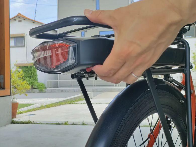 バッテリー下の電源をON