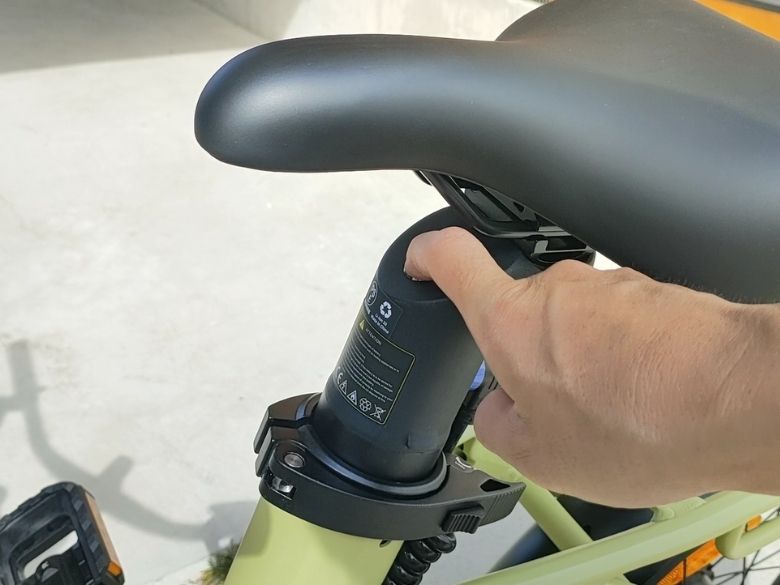 サドル下の電源をONにする