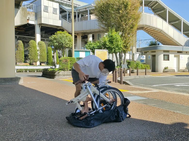輪行袋に入れている様子