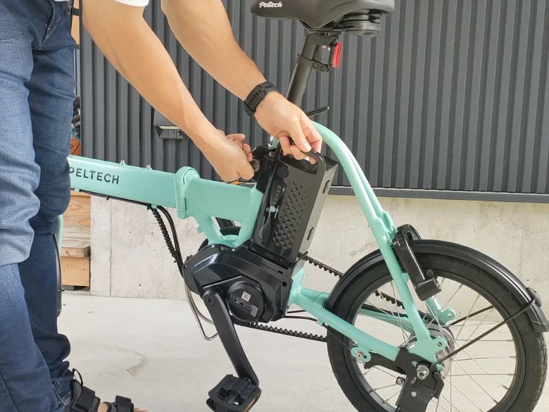 バッテリーを取り外す