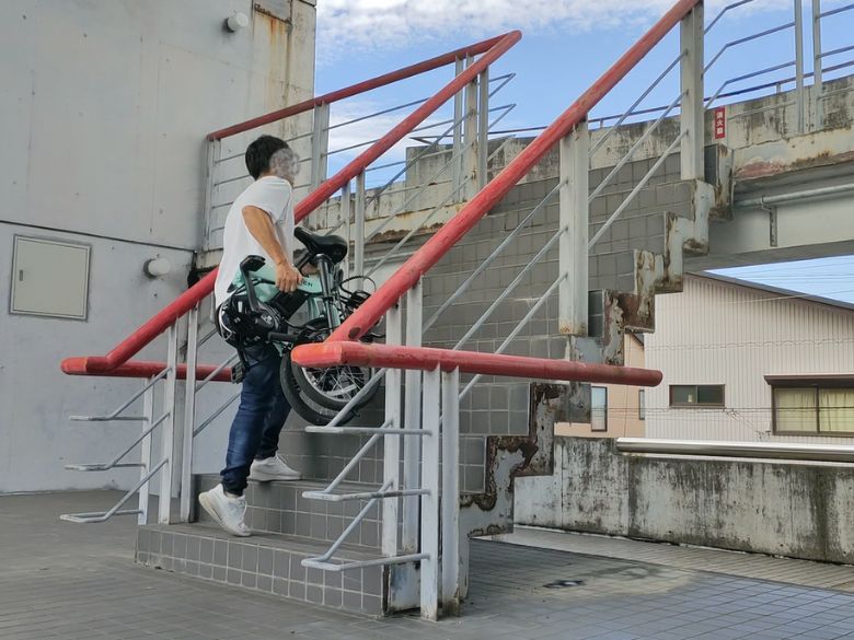 折りたたんで階建を登る