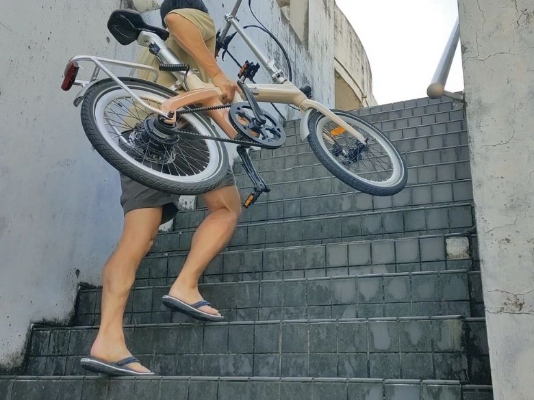 急な階段を登る