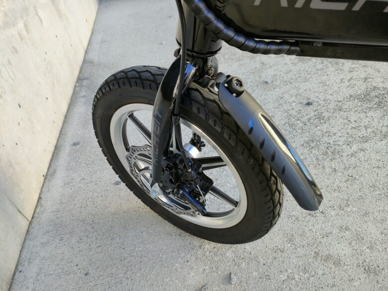 前タイヤ 泥除け