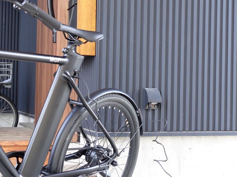 車体をコンセントに繋ぐ