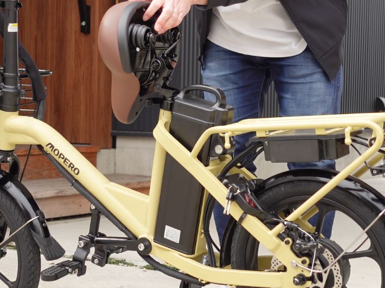 サドル上げてバッテリーを取り外す