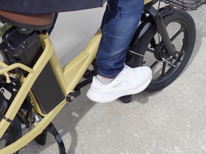 自然なスタンスで乗れる