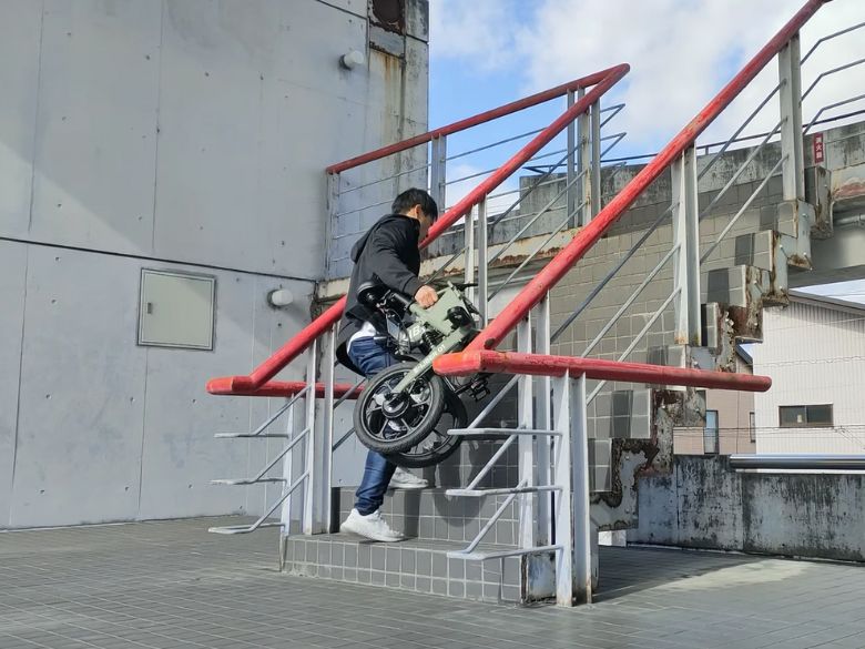 階段の昇り降りもできます