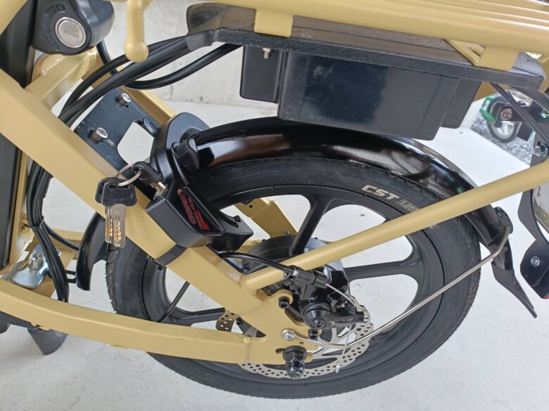 後ろタイヤの泥除け